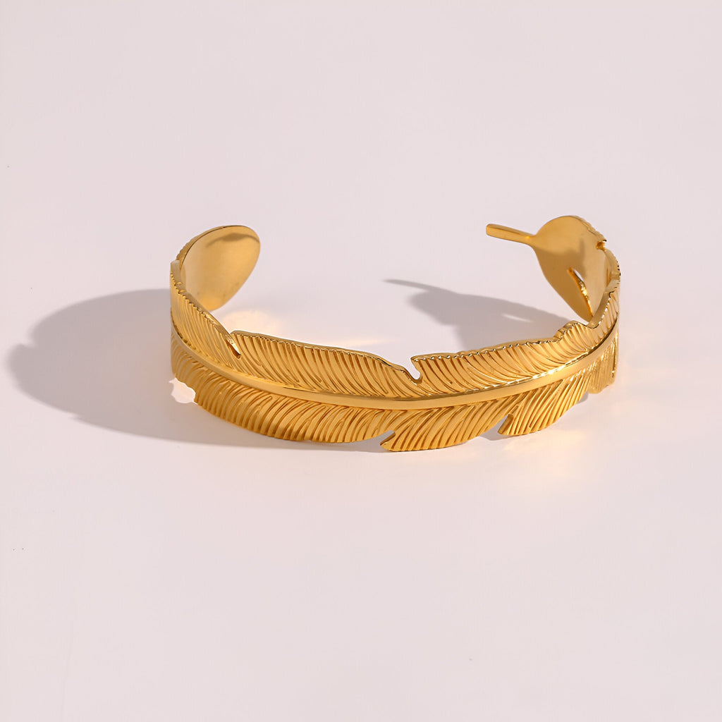 Bracelet jonc doré en acier inoxydable motif plume délicatement ciselée, modèle Dulcie.