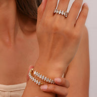 Bracelet jonc en acier inoxydable doré avec petits cristaux scintillants posé sur poignet féminin.