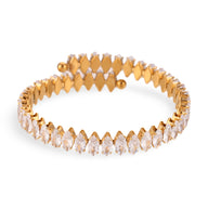 Bracelet jonc doré en acier inoxydable avec rangée de cristaux marquise scintillants.