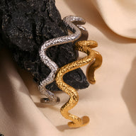 Bracelet jonc serpent en acier inoxydable, finition or texturé et argent texturé, silhouette ondulée.