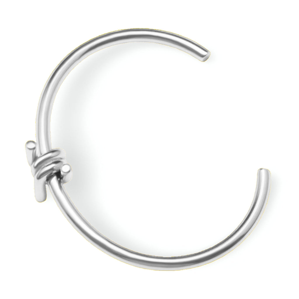 Bracelet jonc fin en titane plaqué argent avec nœud minimaliste et finition lisse.