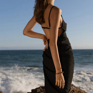 Bracelet jonc noir en titane style crochet d'ancrage porté au poignet, look élégant et minimaliste.