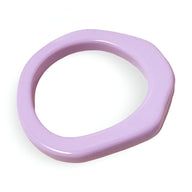 Bracelet jonc irrégulier en résine lilas brillant pour femme modèle Nerida.