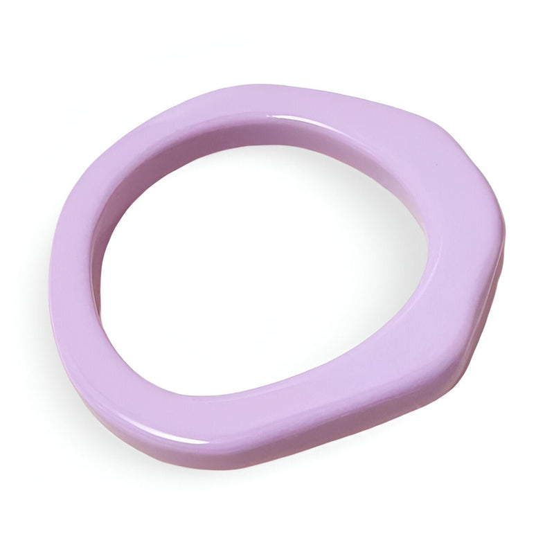 Bracelet jonc irrégulier en résine lilas brillant pour femme modèle Nerida.