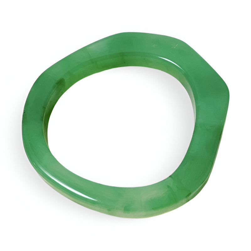 Bracelet jonc en résine vert foncé avec forme irrégulière et finition lisse.