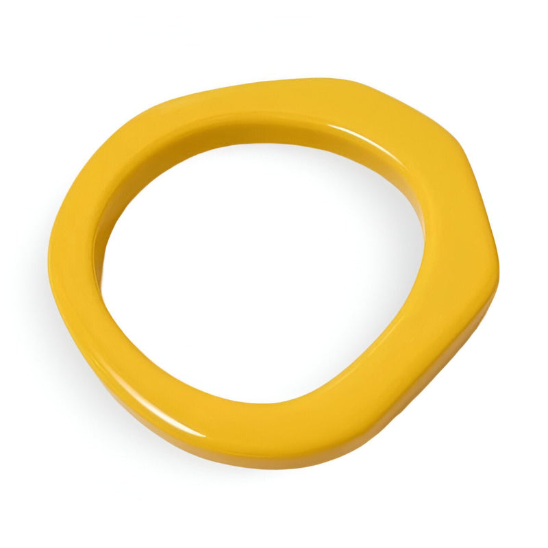 Bracelet jonc en résine jaune vif avec forme irrégulière et finition lisse.