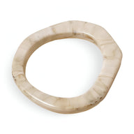 Bracelet jonc irrégulier en résine beige marbrée style organique pour femme.