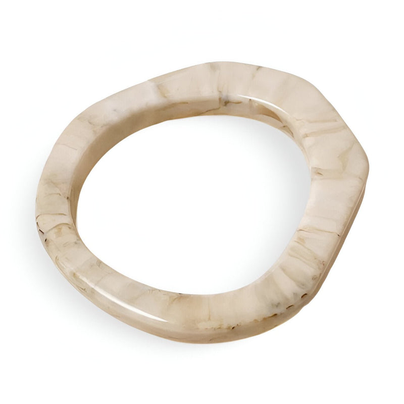 Bracelet jonc irrégulier en résine beige marbrée style organique pour femme.