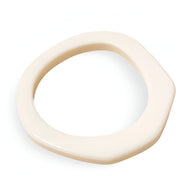 Bracelet jonc irrégulier en résine beige pour femme, style minimaliste et moderne.