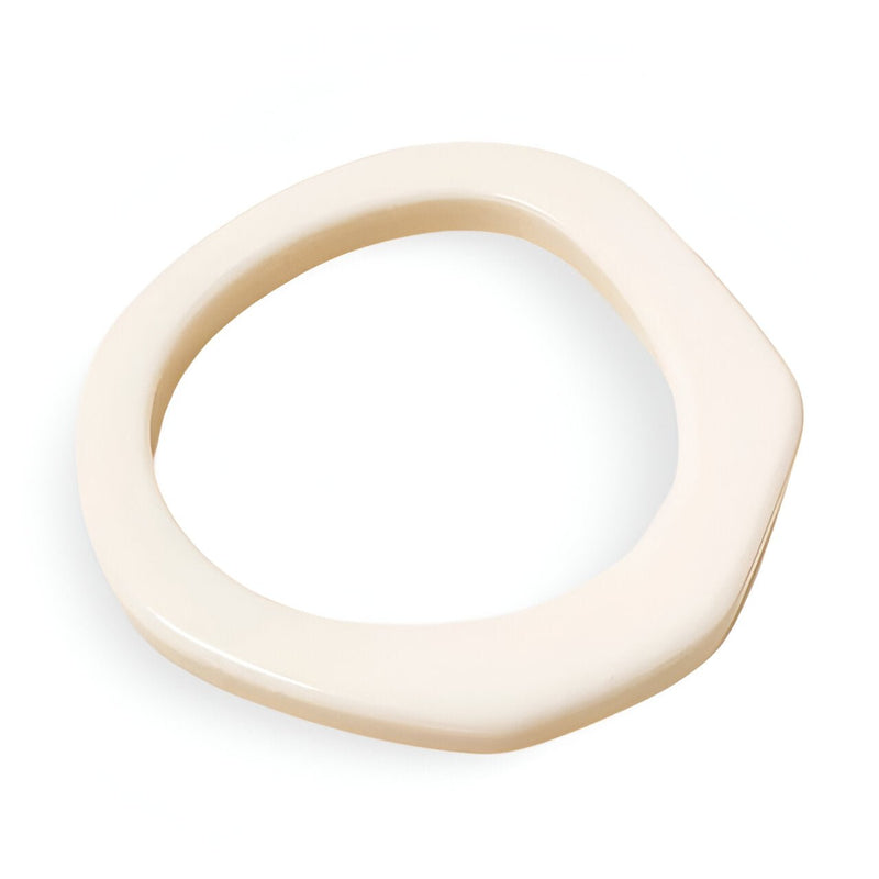 Bracelet jonc irrégulier en résine beige pour femme, style minimaliste et moderne.