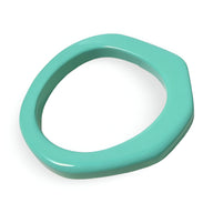 Bracelet jonc en résine couleur menthe avec forme irrégulière lisse et moderne.