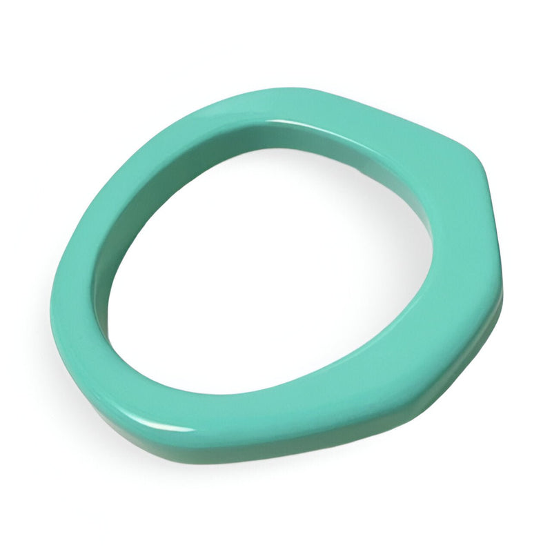 Bracelet jonc en résine couleur menthe avec forme irrégulière lisse et moderne.