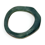 Bracelet jonc irrégulier en résine vert foncé brillant, style moderne et asymétrique.