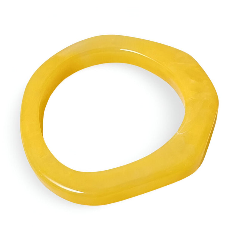 Bracelet jonc irrégulier en résine jaune transparent pour femme, modèle Nerida.