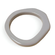 Bracelet jonc irrégulier en résine gris au fini lisse et forme asymétrique.