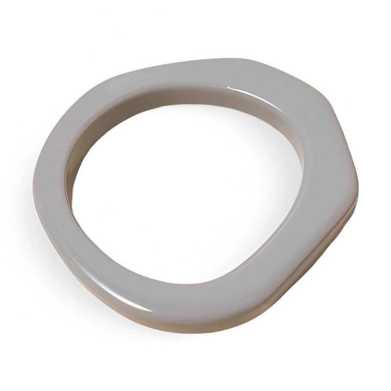 Bracelet jonc irrégulier en résine gris au fini lisse et forme asymétrique.