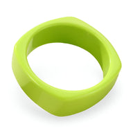 Bracelet jonc large en résine vert anis avec forme carrée aux coins arrondis.