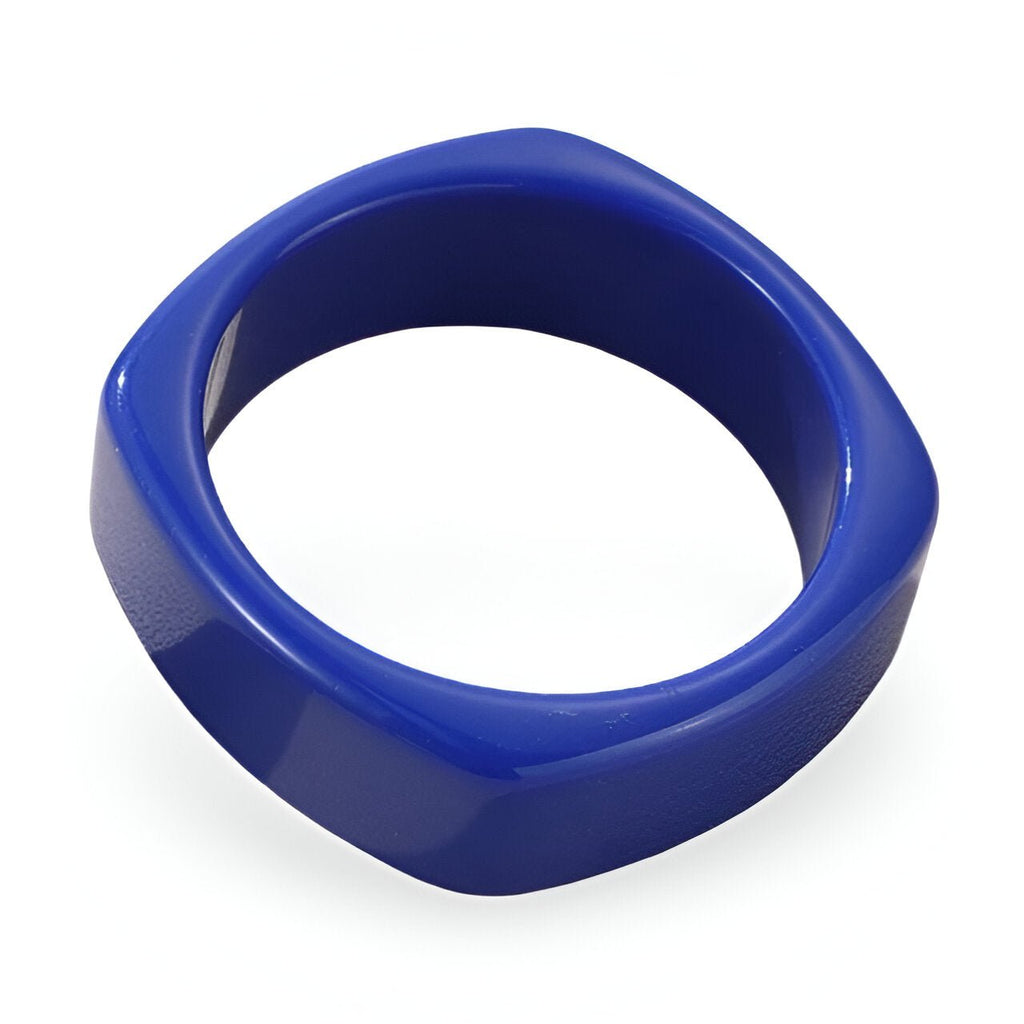 Bracelet jonc large en résine bleu foncé avec forme carrée aux bords arrondis.