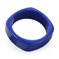 Bracelet jonc large en résine bleu foncé avec forme carrée aux bords arrondis.