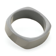 Bracelet jonc large gris en résine pour femme, modèle Orlena, finition lisse et moderne.