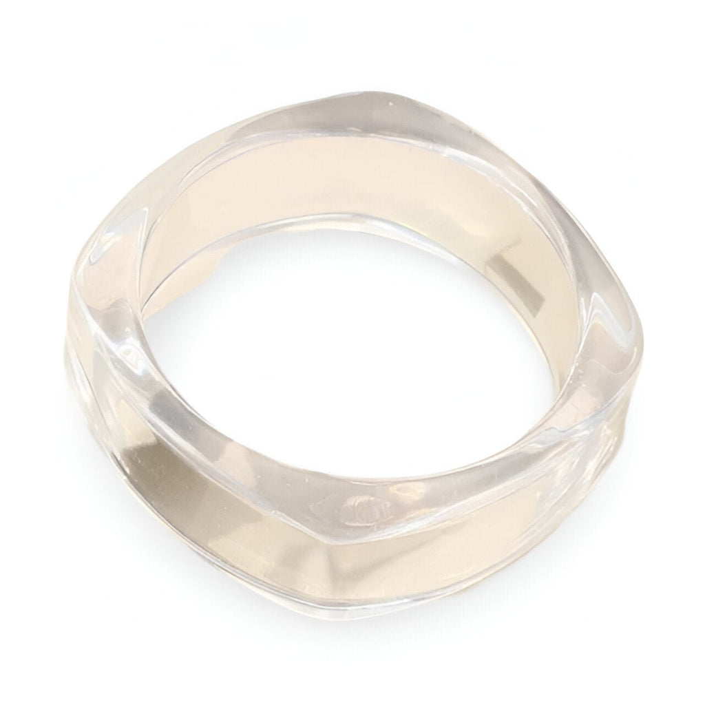 Bracelet jonc large en résine transparente avec bords légèrement facettés, modèle Orlena pour femme.