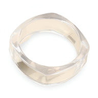 Bracelet jonc large en résine transparente avec bords légèrement facettés, modèle Orlena pour femme.