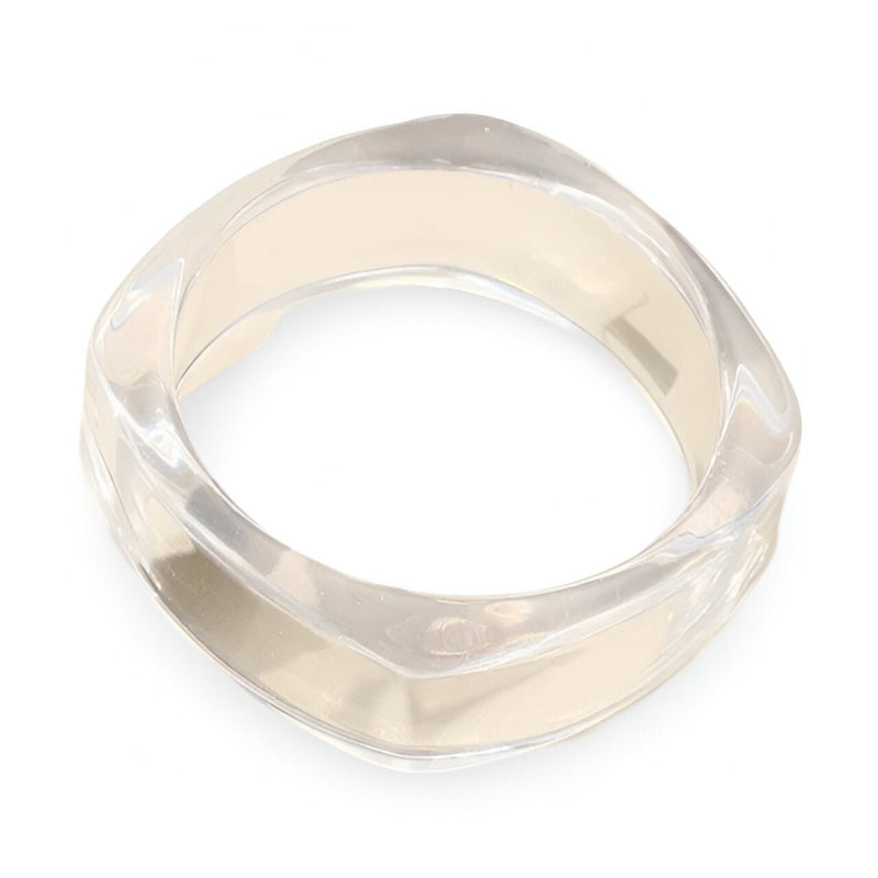 Bracelet jonc large en résine transparente avec bords légèrement facettés, modèle Orlena pour femme.