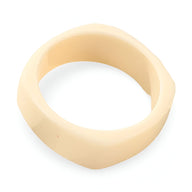 Bracelet jonc large en résine beige avec surface lisse et forme géométrique douce.