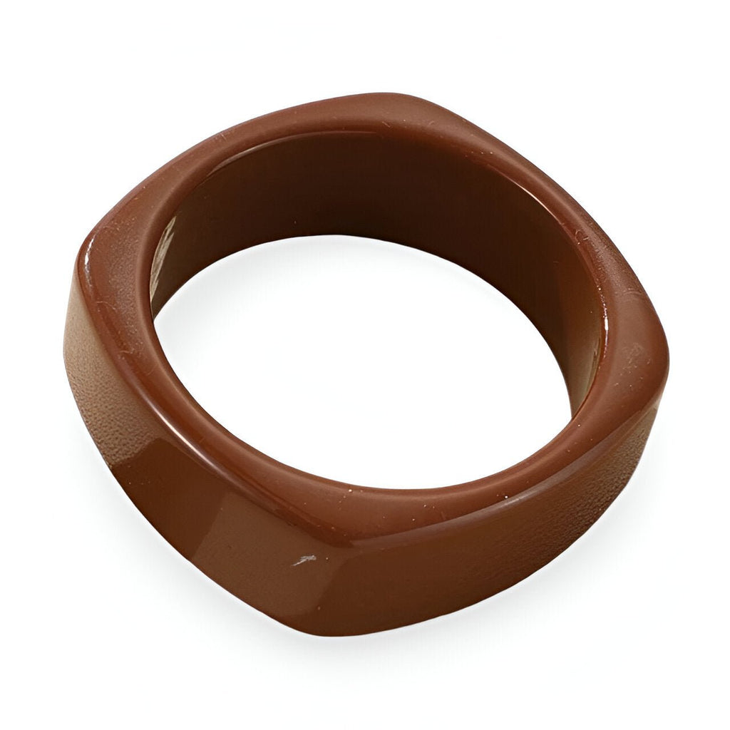 Bracelet jonc large en résine marron avec surface lisse et forme carrée aux bords arrondis.