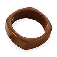 Bracelet jonc large en résine marron avec surface lisse et forme carrée aux bords arrondis.