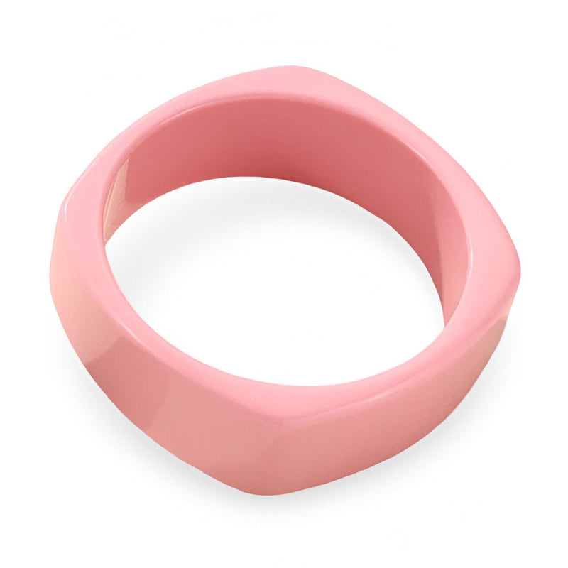 Bracelet jonc large en résine rose avec finition facettée brillante pour femme Orlena.