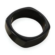 Bracelet jonc large en résine noire au design carré et lisse pour femme.