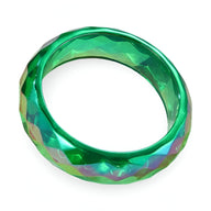 Bracelet jonc en résine verte facettée avec effet lumineux, modèle Talitha pour femme.