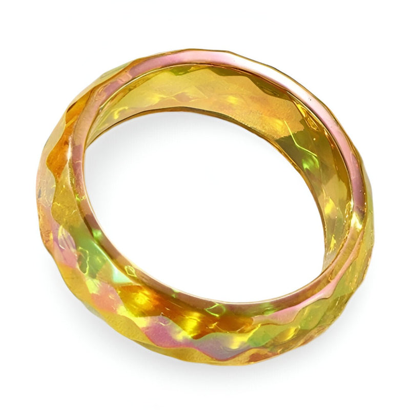 Bracelet jonc en résine jaune lumineux avec effet irisé et texture facettée brillante.