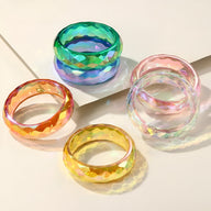 Bracelets joncs lumineux en résine aux couleurs orange, jaune, vert, bleu et transparent rosé avec finition facettée.