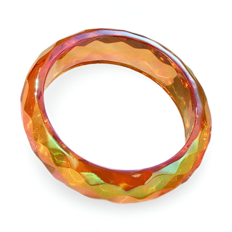 Bracelet jonc en résine orange translucide avec surface facettée brillante.