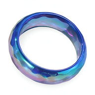 Bracelet jonc en résine iridescente bleu et violette avec effet lumineux et surface ondulée.