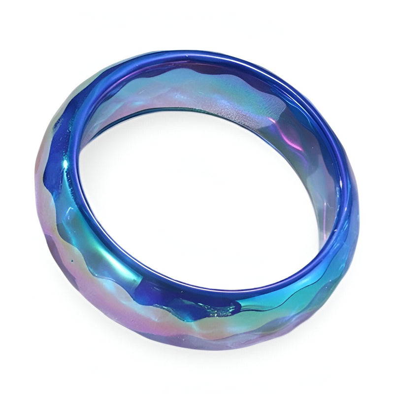 Bracelet jonc en résine iridescente bleu et violette avec effet lumineux et surface ondulée.