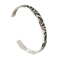 Bracelet jonc en titane argenté avec motif tigré noir et gris, finition brillante, modèle Machli.