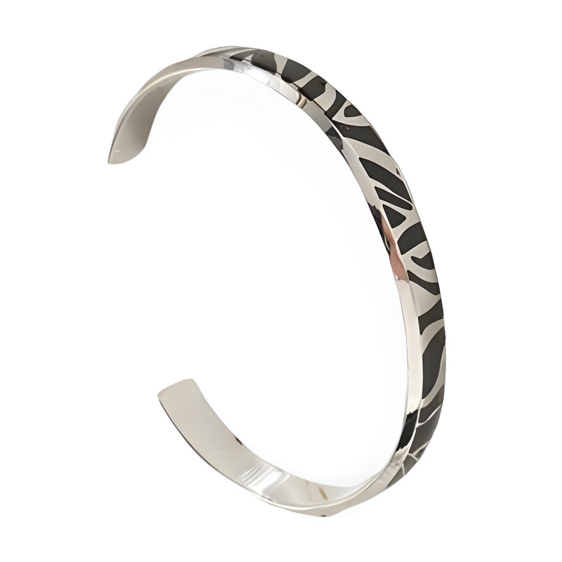 Bracelet jonc en titane argenté avec motif tigré noir et gris, finition brillante, modèle Machli.