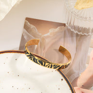 Bracelet jonc en titane or avec motif tigré noir, finition brillante, femme, 8 mm.