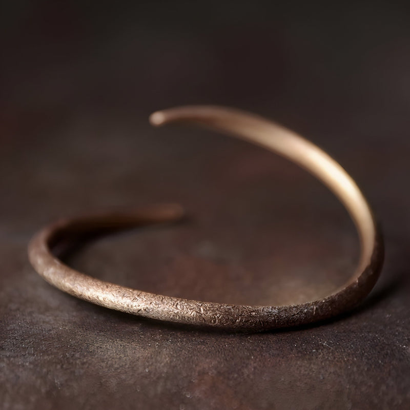 Bracelet jonc torsadé en cuivre au fini vieilli, style vintage, ouvert et fin, marron chaud.