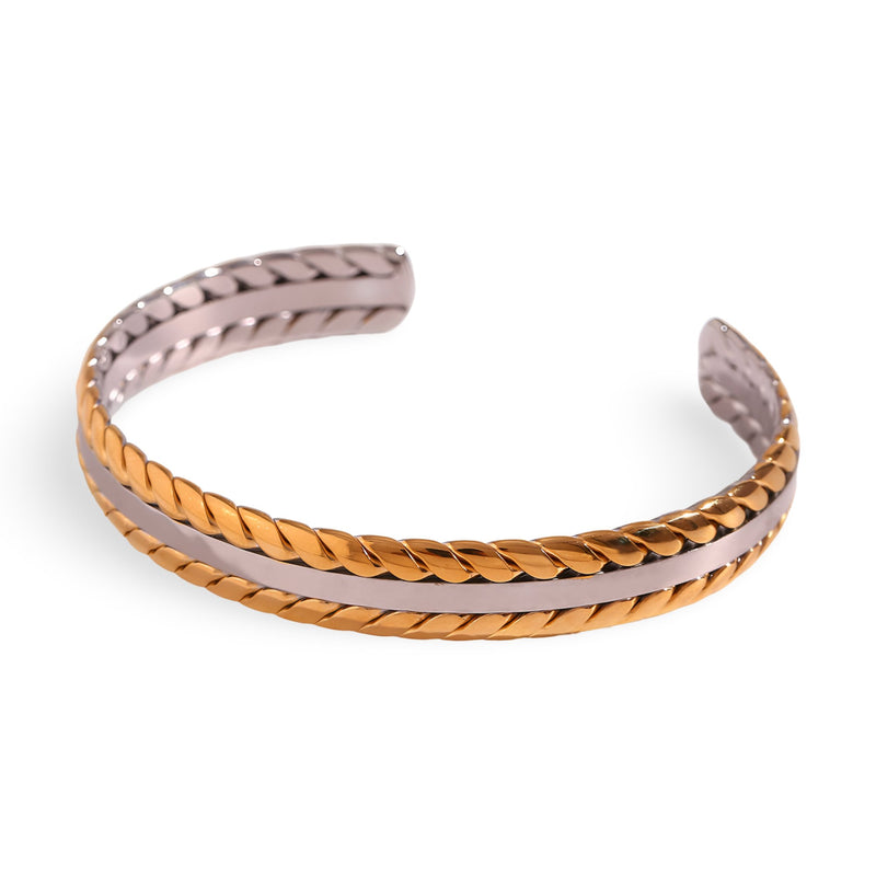Bracelet jonc en acier inoxydable plaqué or et argent avec tressage délicat sur fond blanc.