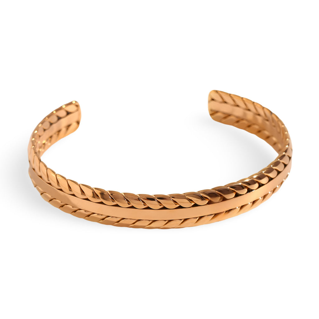 Bracelet jonc en acier inoxydable plaqué or avec tressage délicat et fini brillant.