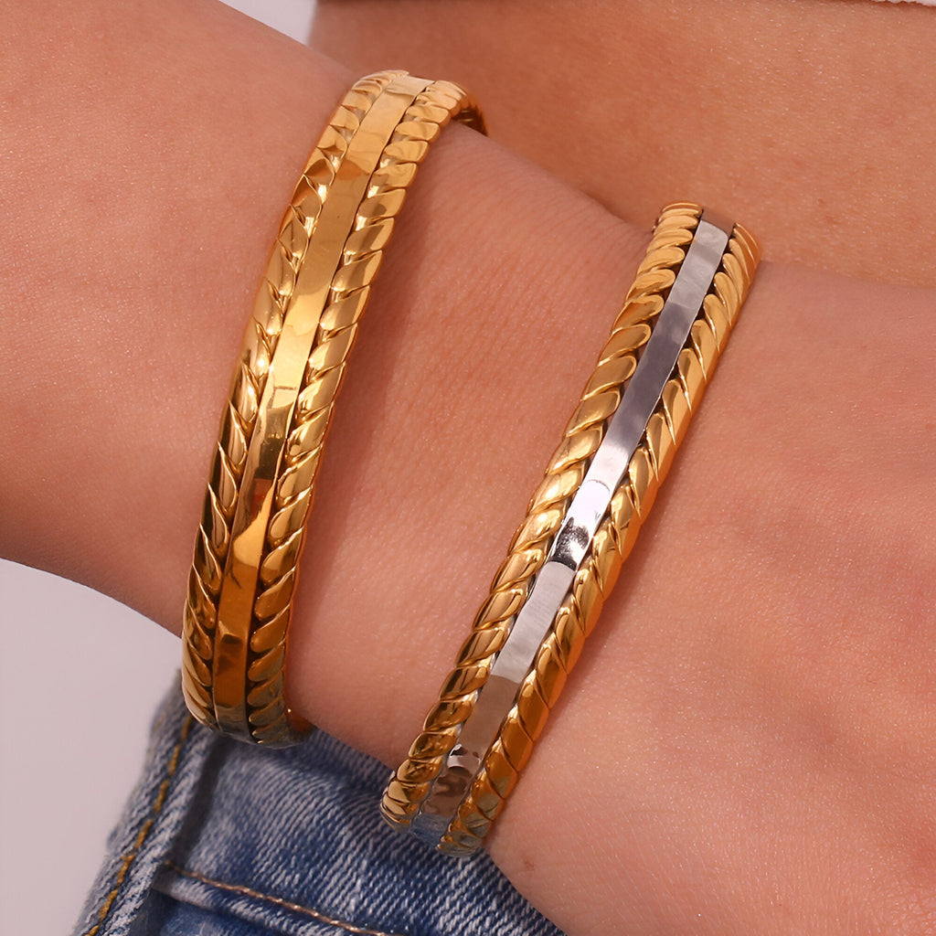 Bracelet jonc en acier inoxydable plaqué or avec tressage délicat, finition brillante, modèle Aglaé.