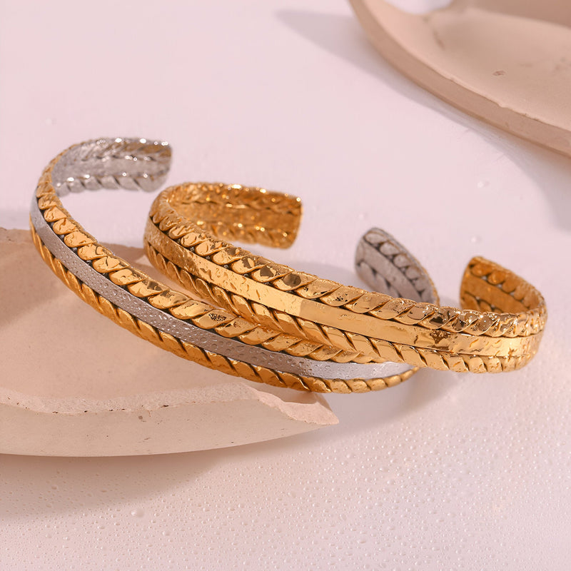 Bracelet jonc en acier inoxydable plaqué or avec tressage délicat, modèle Aglaé, or et argent.