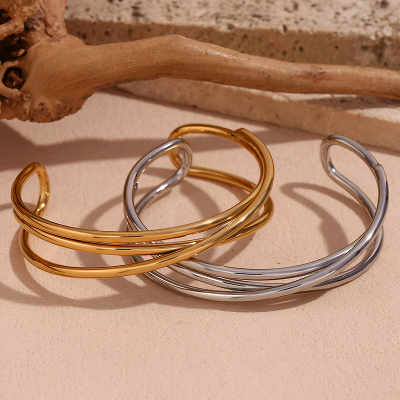 Bracelet jonc trio torsade en acier inoxydable, finition or et argent, style minimaliste élégant.