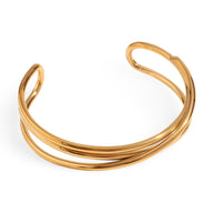 Bracelet jonc doré en acier inoxydable avec design torsadé triple et finitions lisses.