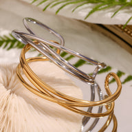 Bracelet jonc trio torsadé en acier inoxydable argent et or, style minimaliste élégant.