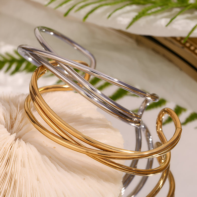 Bracelet jonc trio torsadé en acier inoxydable argent et or, style minimaliste élégant.